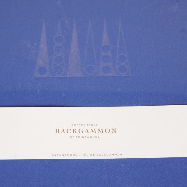Detalj på vit banderoll med texten Backgammon by Printworks