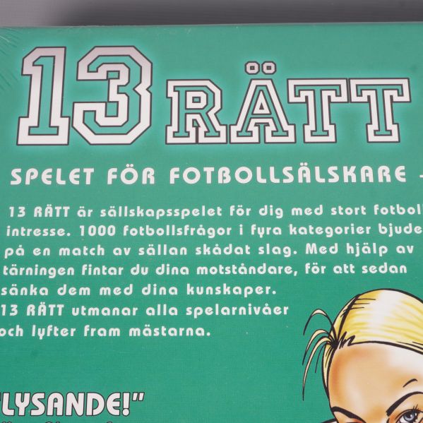Text på baksidan av lådan med spelbeskrivning och illustrationer