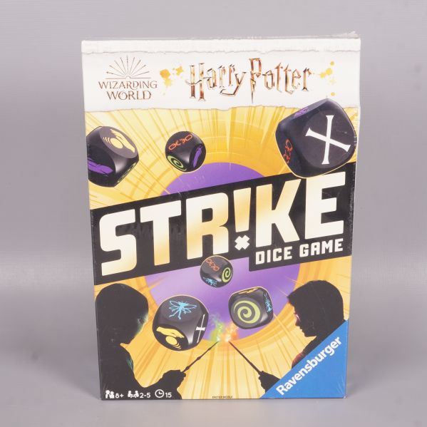 Framsidan av Harry Potter Strike Dice Game med färgstarka tärningar