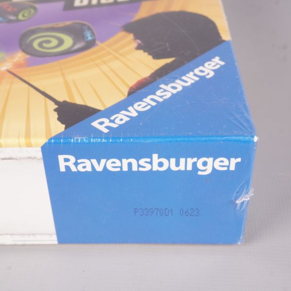 Ravensburger-logotyp i närbild på spelboxens hörn