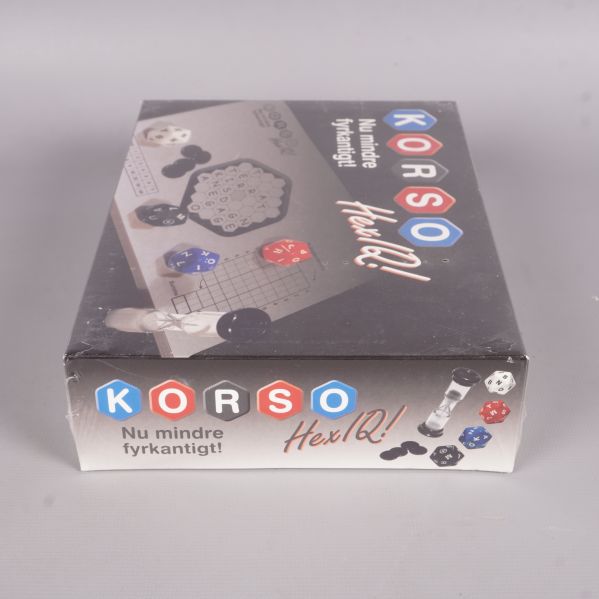 Kortända av Korso HexIQ ask visar logga och spelkomponenter