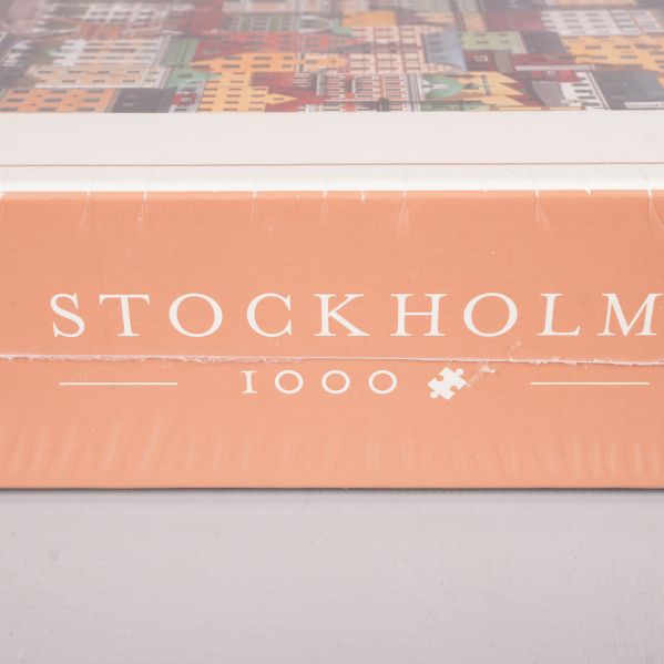 Närbild på texten Stockholm 1000 på boxen