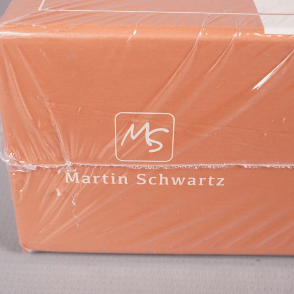 Närbild på logotypen Martin Schwartz på boxen