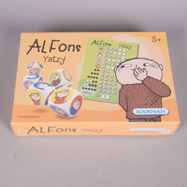 Framsidan av Alfons Yatzy med tärningar och Alfons-illustration