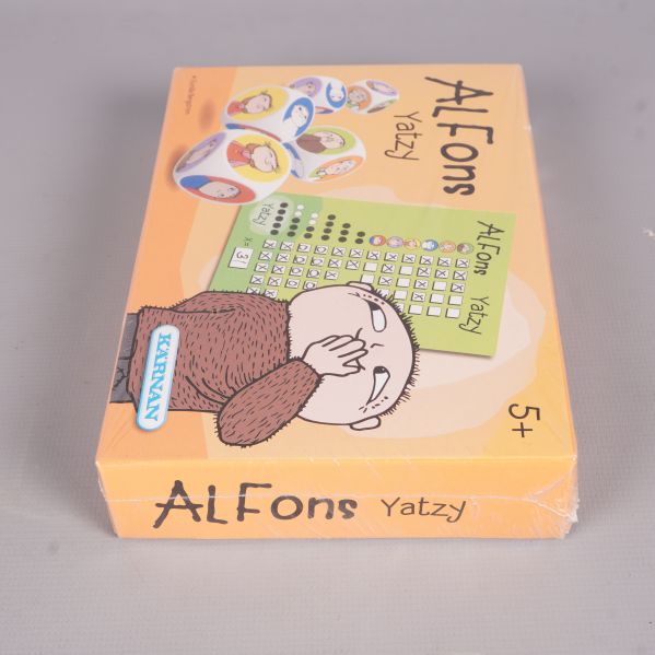 Närbild på Alfons Yatzy spelask och logotypen Kärnan