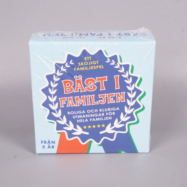 Framsidan av spelasken Bäst i familjen med färgglada band