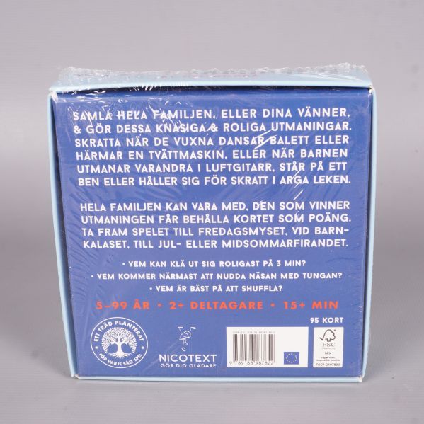 Baksidan av spelasken med spelbeskrivning och logotyper