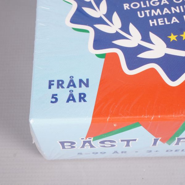 Närbild på hörnet av spelasken med text Från 5 år