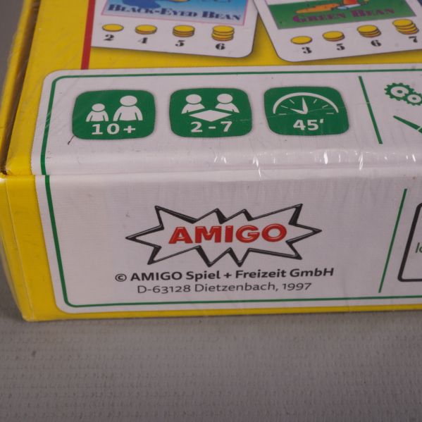 Närbild på hörn av Bohnanza-låda med Amigo-logotyp och årtal