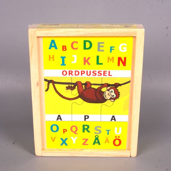 Ordpussel i trä med alfabetet och apa i färgstark design