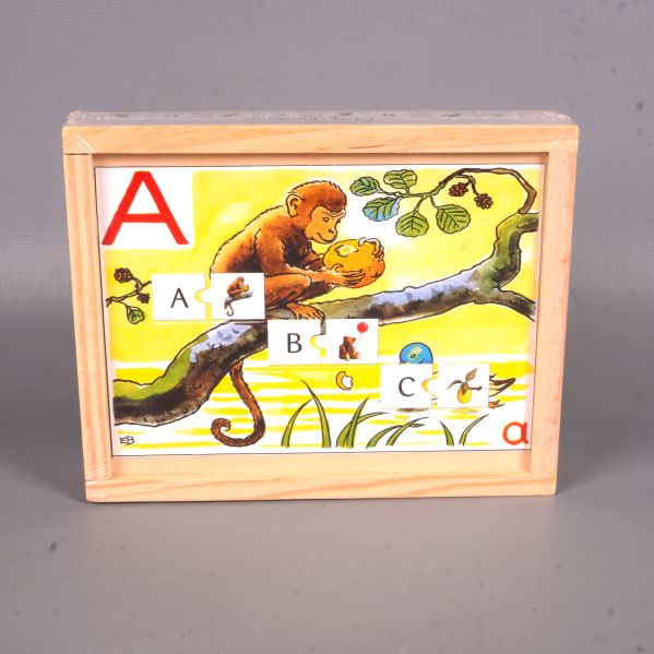 Träpussel med alfabetstema och apmotiv i trälåda