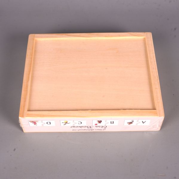 Baksidan av trälådan till alfabetspusslet