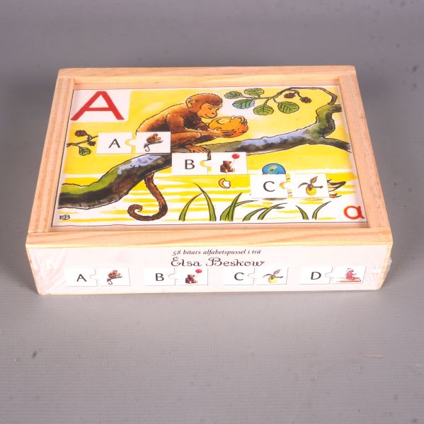 Alfabetspussel i trä med Elsa Beskow-motiv och bokstäver