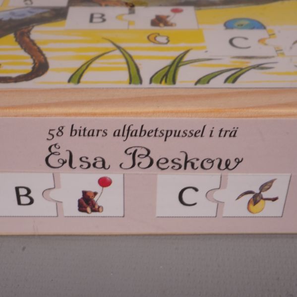 Text på sidan av lådan: 58 bitars alfabetspussel i trä Elsa Beskow
