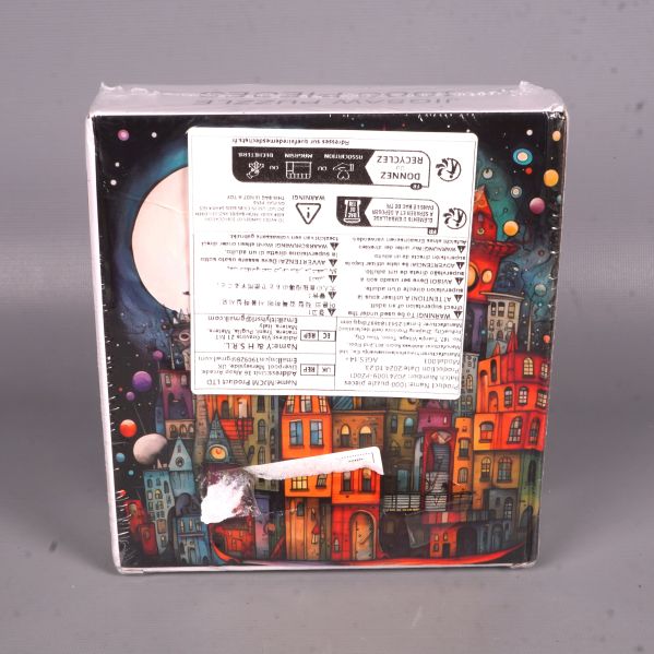 Baksidan av pussellådan med färgstarda hus och instruktioner