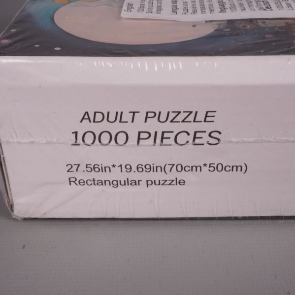 Närbild på sidan av pussellådan med mått och engelska beskrivningar