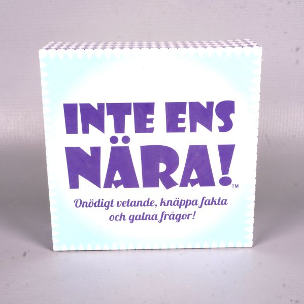 Framsidan av quizspelet Inte ens nära med grafisk design