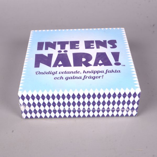 Lock på spelasken Inte ens nära i mönstrat blått