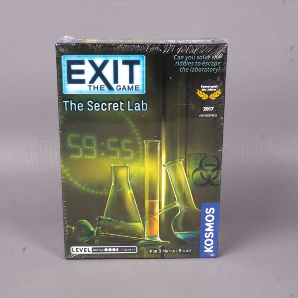 Framsidan på sällskapsspelet Exit The Secret Lab med neonfärgade labbglas