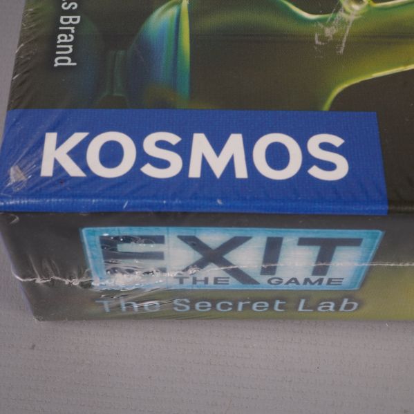 Närbild på Kosmos-logga på spelboxens kant