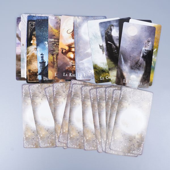 Närbild på orakelkortens illustrationer och baksidor