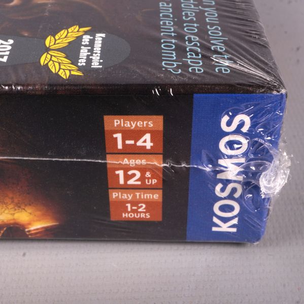 Närbild på sidan av spelboxen med åldersgräns och spelartal