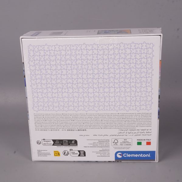 Baksidan av Clementoni pussel med blåvit design och logotyper