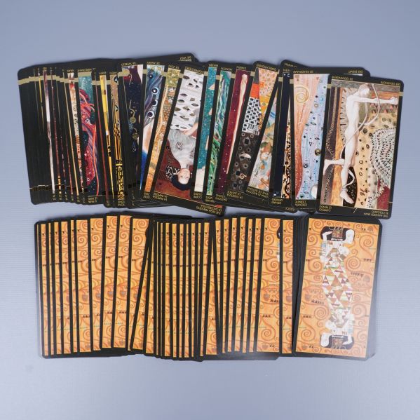 Närbild på orakelkortens illustrationer och baksidor