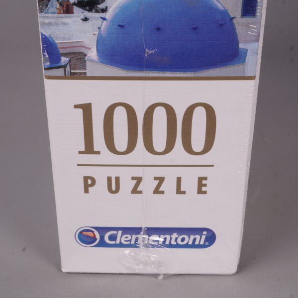 Närbild på Clementoni pussellåda med 1000 bitar logotyp