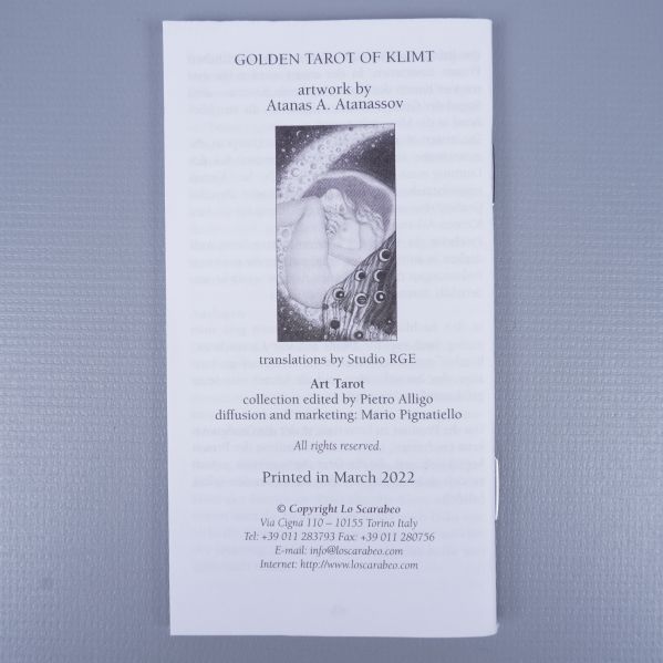 Baksida av tarotkortens guide med upphovsuppgifter och tryckår