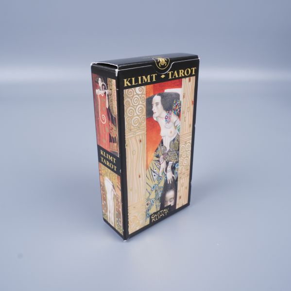 Framsidan av tarotask med porträtt och gulddetaljer