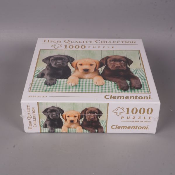 Pusselbox med valpar sedd ovanifrån och från sidan