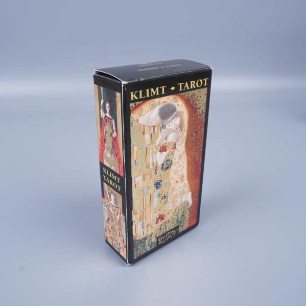 Baksidan av tarotask med motiv av kyssen och gulddetaljer