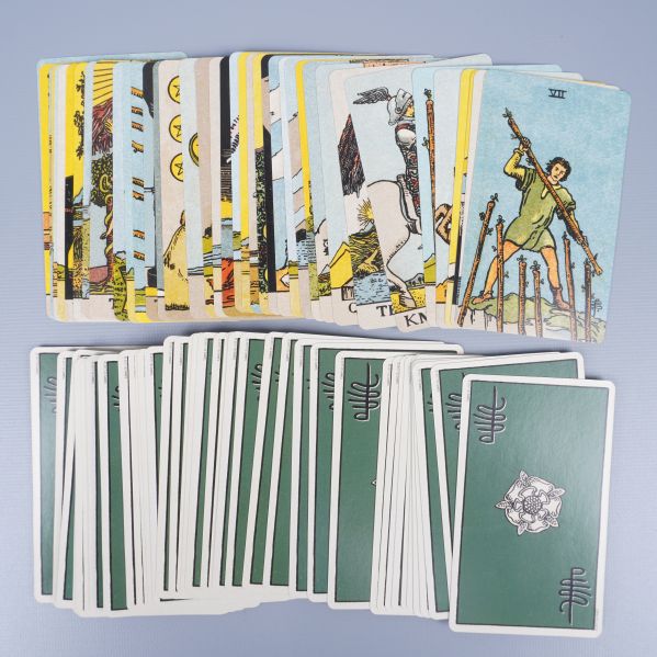 Närbild på fram- och baksidor av tarotkort med färgstarka motiv