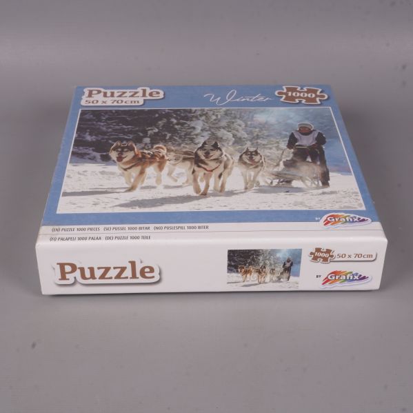 Pussellåda med vintermotiv sedd från sidan