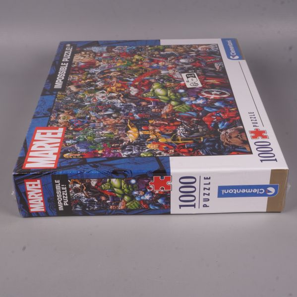 Närbild på Marvel pusselask och färgstarkt motiv på sidan