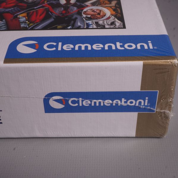 Närbild på Clementoni logotyp i hörnet av asken