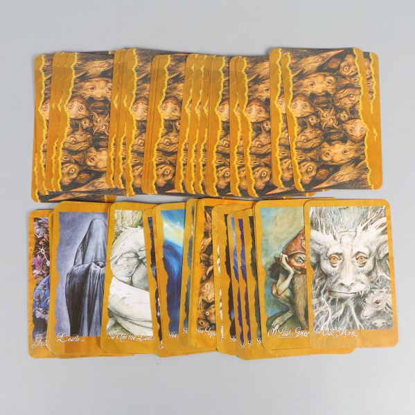 Utlagda orakelkort med konstnärliga motiv i orange kant