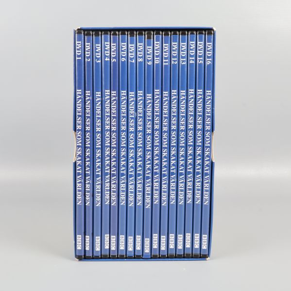 Sidan med alla 16 DVD-fodral stående i boxen