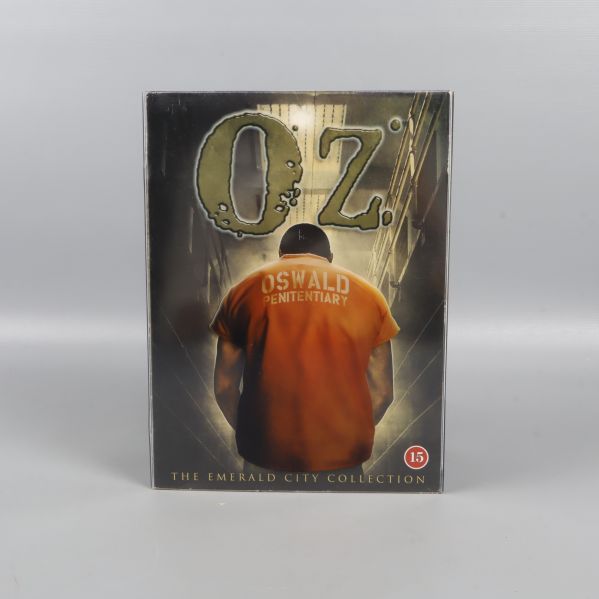 Framsidan på Oz DVD-box med fånge i orange tröja