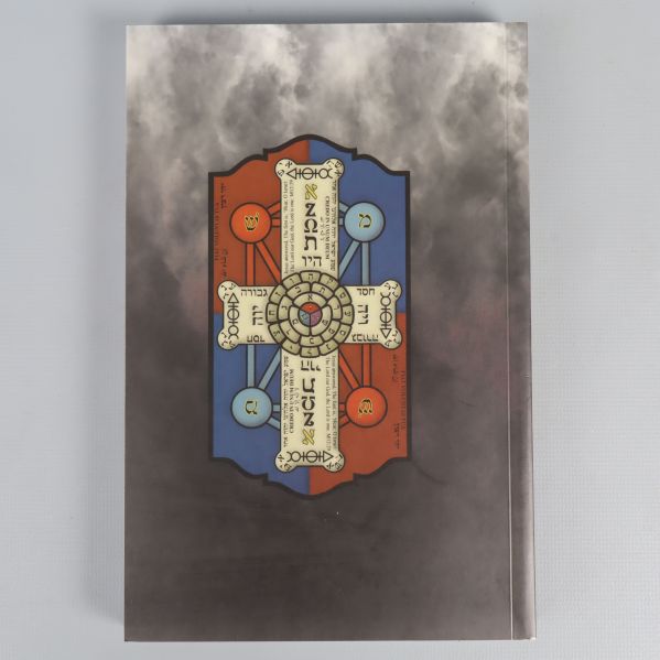 Baksidan av tarotkorten och guideboken med symbolmotiv