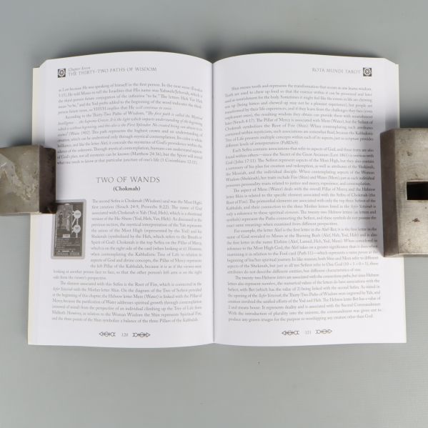 Uppslagen guidebok med tydlig engelsk text