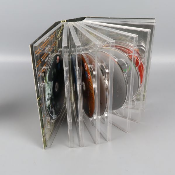 DVD-box för Oz öppnad med flera skivor synliga