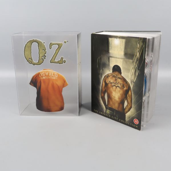 Oz DVD-box och genomskinligt skyddsfodral i närbild