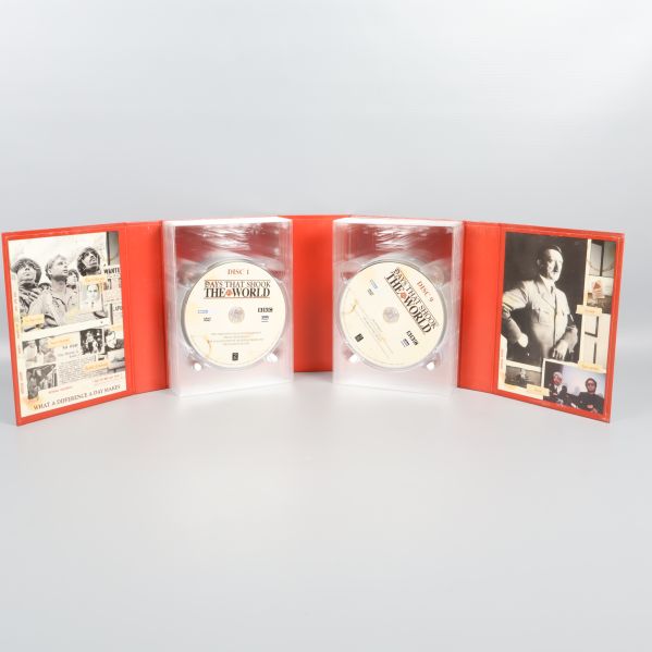 Öppnad DVD-box visar flera DVD-skivor och bildkollage