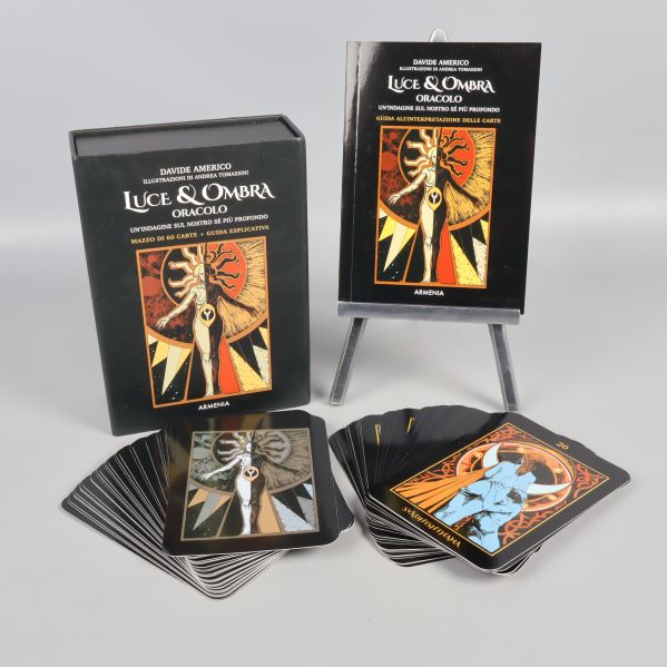 Orakelkort, guidebok och ask visas tillsammans på ett bord