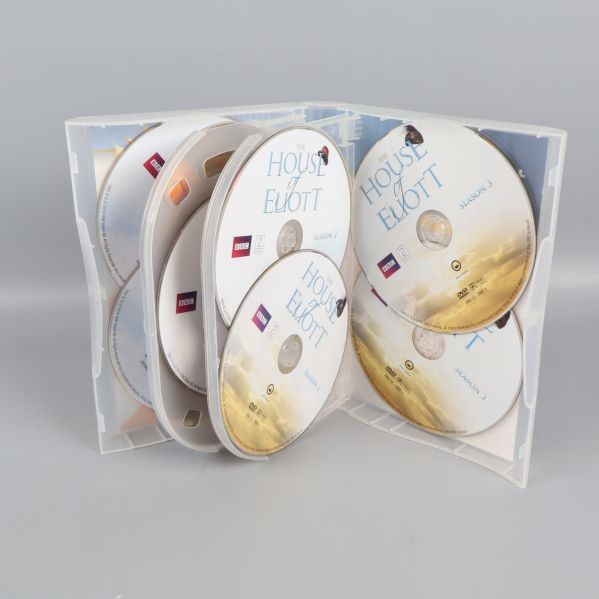 Öppnad DVD-box som visar alla nio skivor inuti