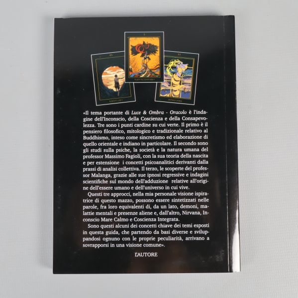 Baksida av guideboken med text på italienska och kortbilder