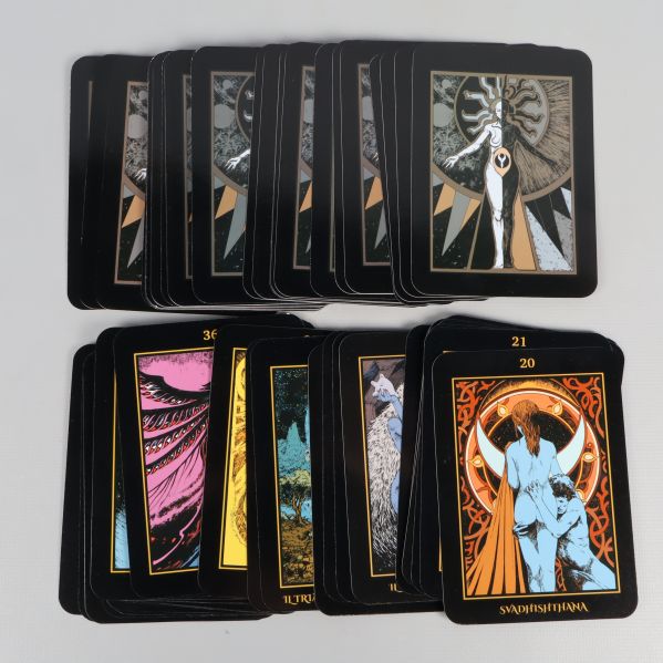 Orakelkorten utspridda, färgstarka illustrationer framgår