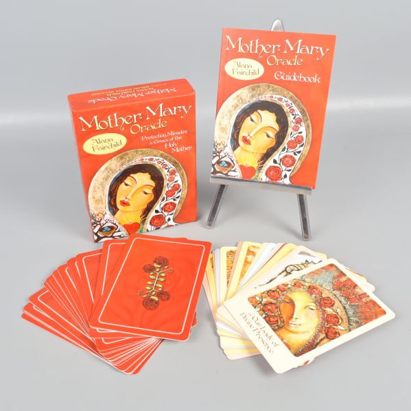 Orakelkort, guidebok och låda uppställda tillsammans